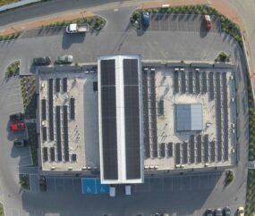 panele fotowoltaiczne na dachu widok z góry